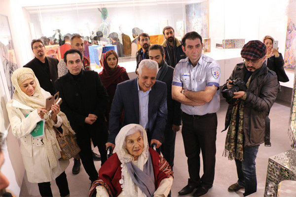 منیر شاهرودی فرمانفرمائیان، هنرمند نقاش و از پیشگامان هنر مدرن ایران در سن ۹۷ سالگی چشم از جهان فرو بست.